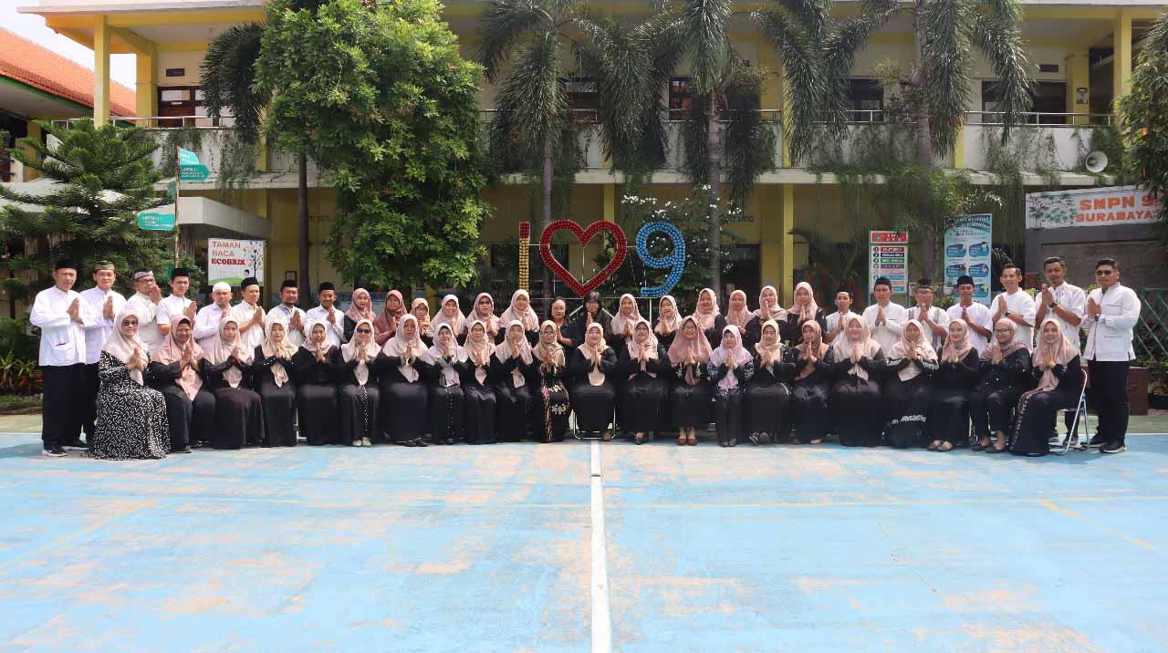 Guru dan Tenaga Kependidikan kami adalah tim yang berdedikasi, siap mewujudkan visi SMP Negeri 9 Surabaya. Mereka bukan hanya mengajar, tetapi juga menginspirasi siswa untuk menjadi pembelajar sepanjang hayat yang berpikir kritis dan kreatif.  Dengan semangat Pancasila yang tertanam kuat, mereka membimbing siswa untuk berkarakter baik dan selalu siap berkontribusi nyata bagi lingkungan serta masyarakat. Mereka adalah pilar utama yang memastikan setiap langkah sekolah sejalan dengan tujuan mulia kami.
